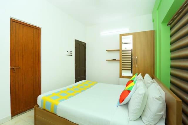 The Solo Apartments Kadavanthra Kochi Exterior photo