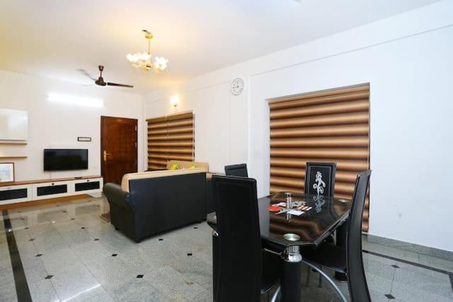 The Solo Apartments Kadavanthra Kochi Exterior photo