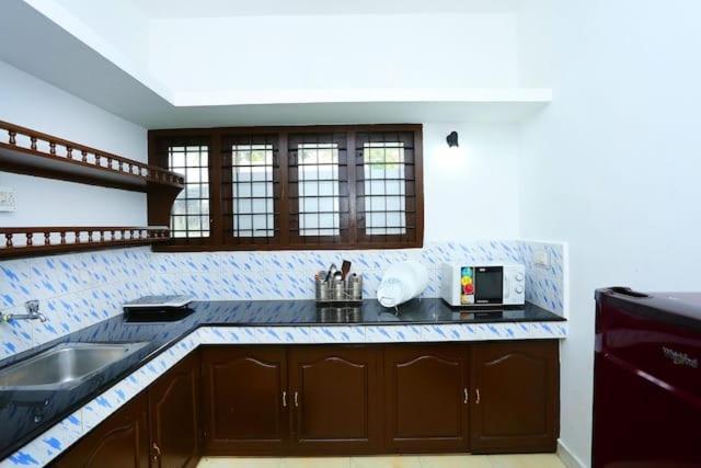 The Solo Apartments Kadavanthra Kochi Exterior photo